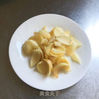 西芹胡萝卜炒百合的做法步骤：2