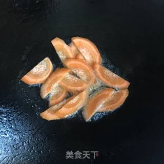 西芹胡萝卜炒百合的做法步骤：3