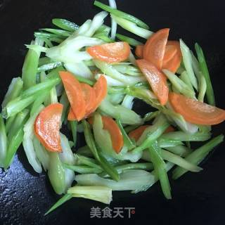 西芹胡萝卜炒百合的做法步骤：4