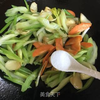 西芹胡萝卜炒百合的做法步骤：6