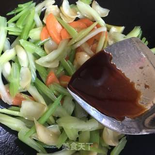 西芹胡萝卜炒百合的做法步骤：7