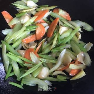 西芹胡萝卜炒百合的做法步骤：8