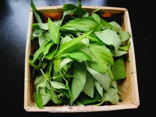 蒸空心菜叶儿的做法步骤：1