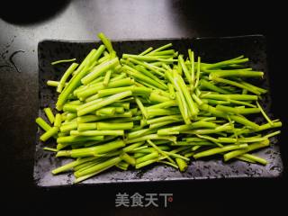 清炒空心菜梗儿的做法步骤：2