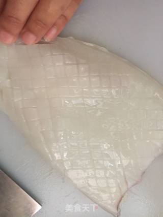 韭菜花炒鱿鱼的做法步骤：2
