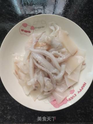 韭菜花炒鱿鱼的做法步骤：4