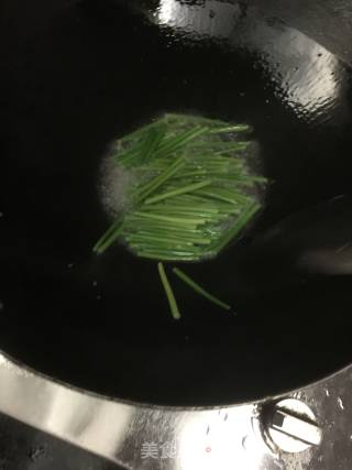 韭菜花炒鱿鱼的做法步骤：8