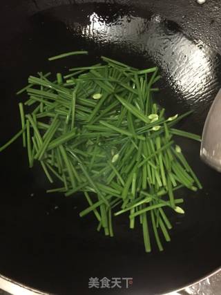韭菜花炒鱿鱼的做法步骤：9