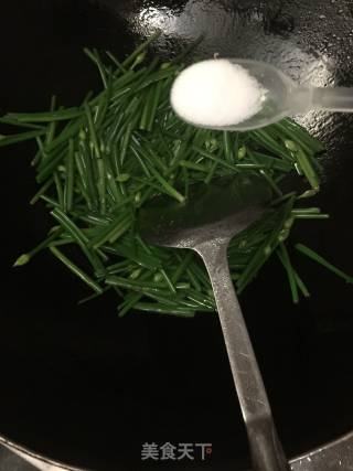 韭菜花炒鱿鱼的做法步骤：10
