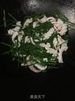 韭菜花炒鱿鱼的做法步骤：11