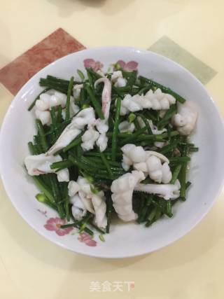 韭菜花炒鱿鱼的做法步骤：13