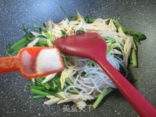 腐竹芹菜炒米粉的做法步骤：6