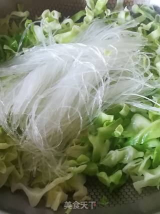 卷心菜炒粉丝的做法步骤：8