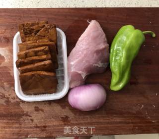 青椒肉丝香干的做法步骤：1