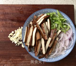 青椒肉丝香干的做法步骤：3