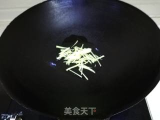 红烧鲈鱼的做法步骤：2