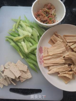 芹菜腐竹小炒的做法步骤：1
