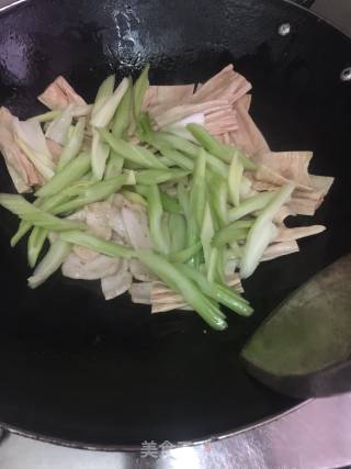 芹菜腐竹小炒的做法步骤：3