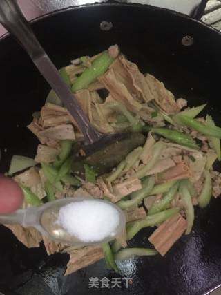 芹菜腐竹小炒的做法步骤：5