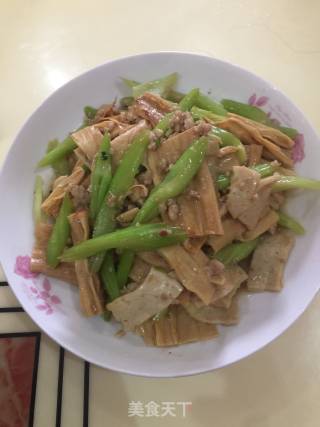 芹菜腐竹小炒的做法步骤：6