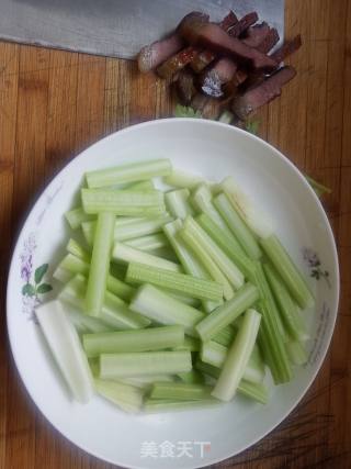 西芹腊肉的做法步骤：2