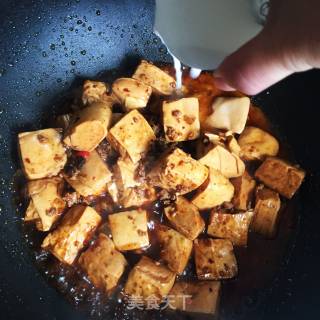 老干妈烧豆腐的做法步骤：11