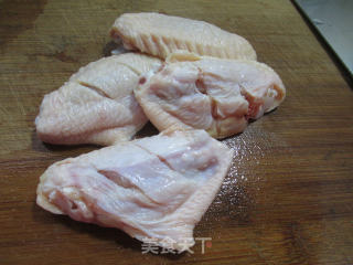 胡萝卜烧中翅的做法步骤：2