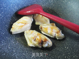 胡萝卜烧中翅的做法步骤：3