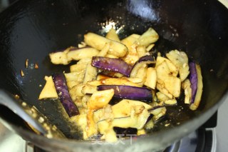 沙茶香煎杏鲍菇炒茄子的做法步骤：8
