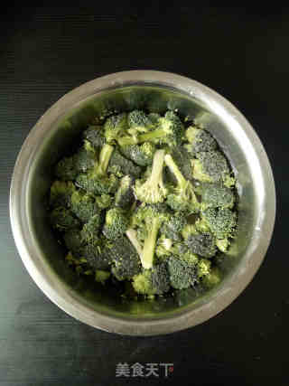 西兰花咸蛋糕的做法步骤：2