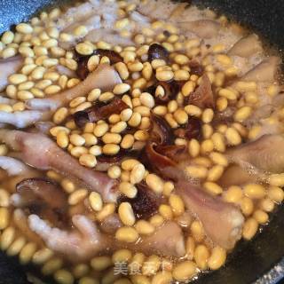 黄豆香菇烩鸡爪的做法步骤：4