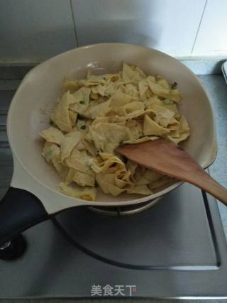 炒豆腐皮的做法步骤：5