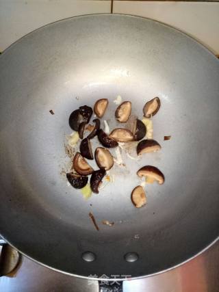 鲜虾香菇方便面的做法步骤：3