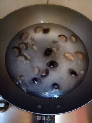 鲜虾香菇方便面的做法步骤：4