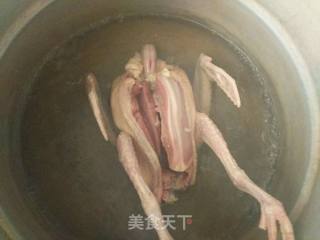 蒸太子参红枣鸽子汤的做法步骤：2
