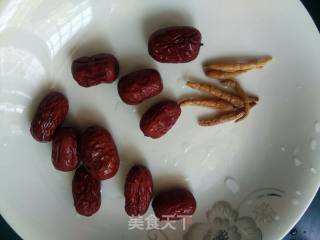 蒸太子参红枣鸽子汤的做法步骤：3