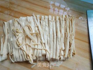 凉拌油豆皮的做法步骤：2