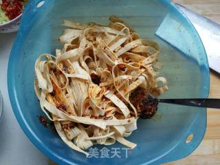 凉拌油豆皮的做法步骤：5