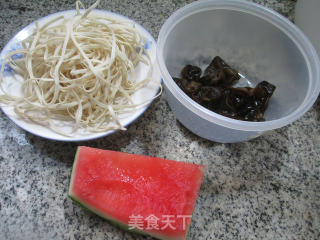黑木耳西瓜皮汤面的做法步骤：1