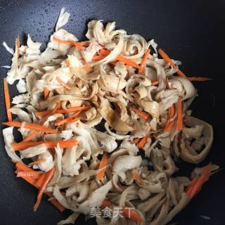 青椒炒面筋的做法步骤：7