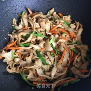 青椒炒面筋的做法步骤：9