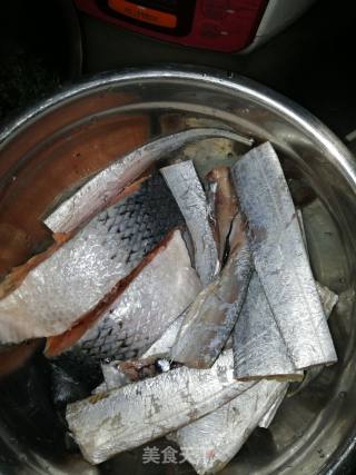 三文鱼刀鱼炖薄荷土豆的做法步骤：1
