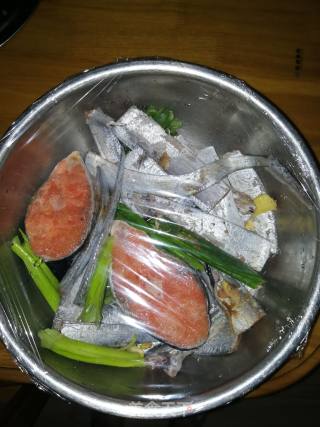 三文鱼刀鱼炖薄荷土豆的做法步骤：2