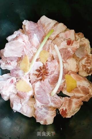 蒜仔杭椒烧排骨的做法步骤：1