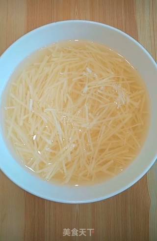 凉拌酸甜土豆丝的做法步骤：1