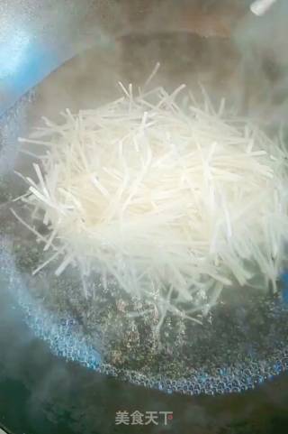 凉拌酸甜土豆丝的做法步骤：2