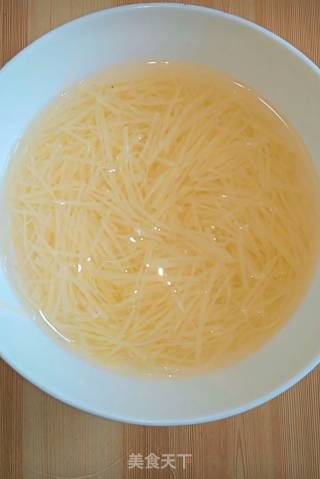 凉拌酸甜土豆丝的做法步骤：3