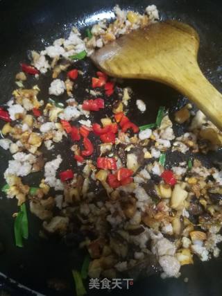 尤鱼香菇肉碎炒青豆的做法步骤：2