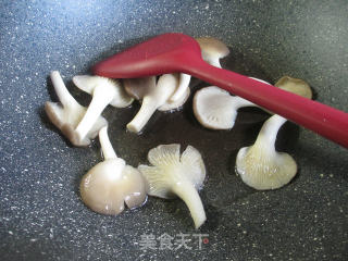 秀珍菇小白菜炒米粉的做法步骤：2