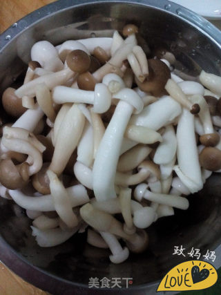 清炒海鲜菇的做法步骤：1